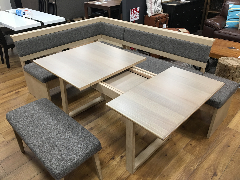 伸ばしたり縮めたり伸縮自在のダイニングテーブル&チェアセット