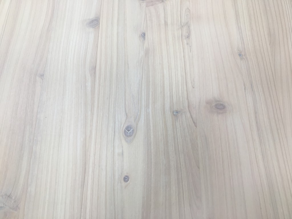 ヒノキの木目を生かした白テーブル